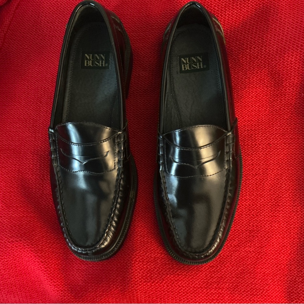 Nunn Bush Men's or Women’s Black Loafers SZ 8mens size.
Like New